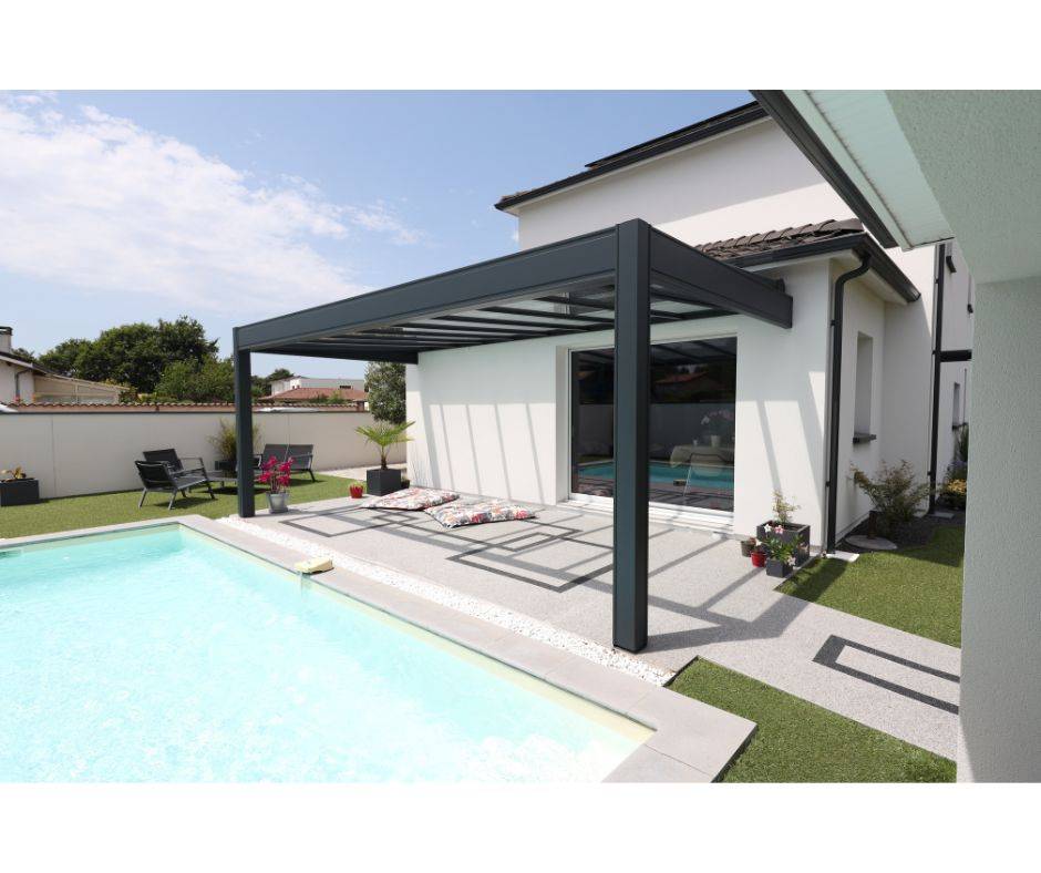 Pergola à toit fixe Rénoval à Audenge sur le Bassin d’Arcachon pour sublimer votre espace extérieur.